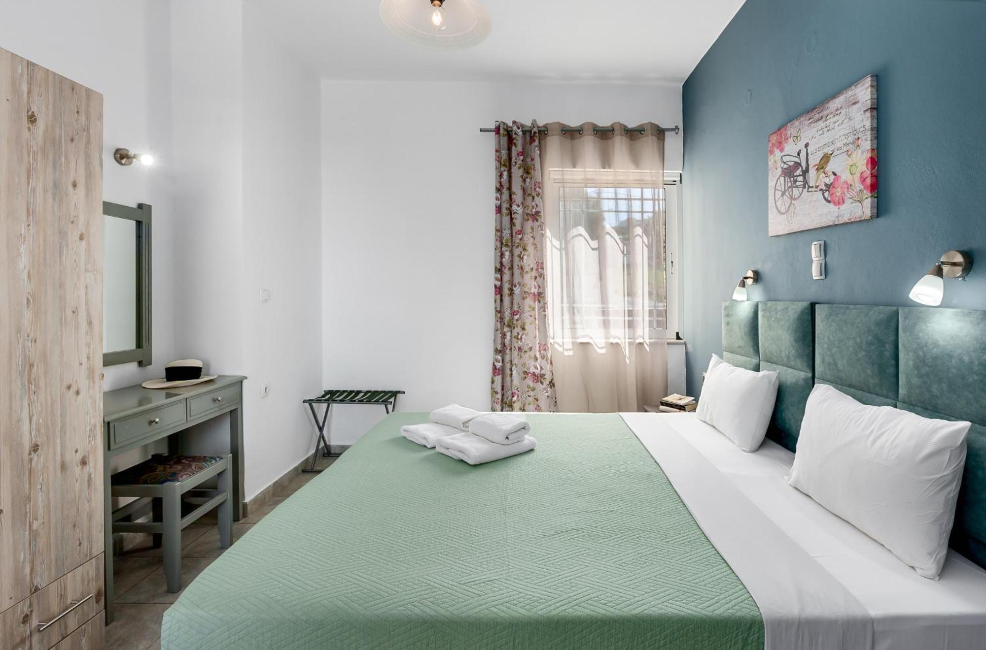 Nikos Apartments Agia Marina Buitenkant foto