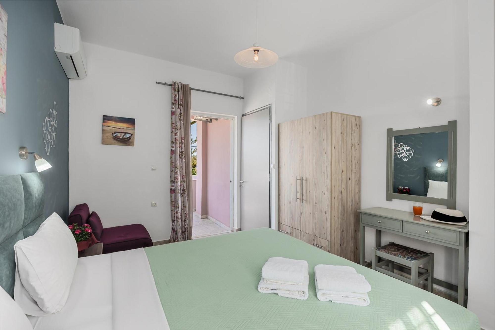 Nikos Apartments Agia Marina Buitenkant foto